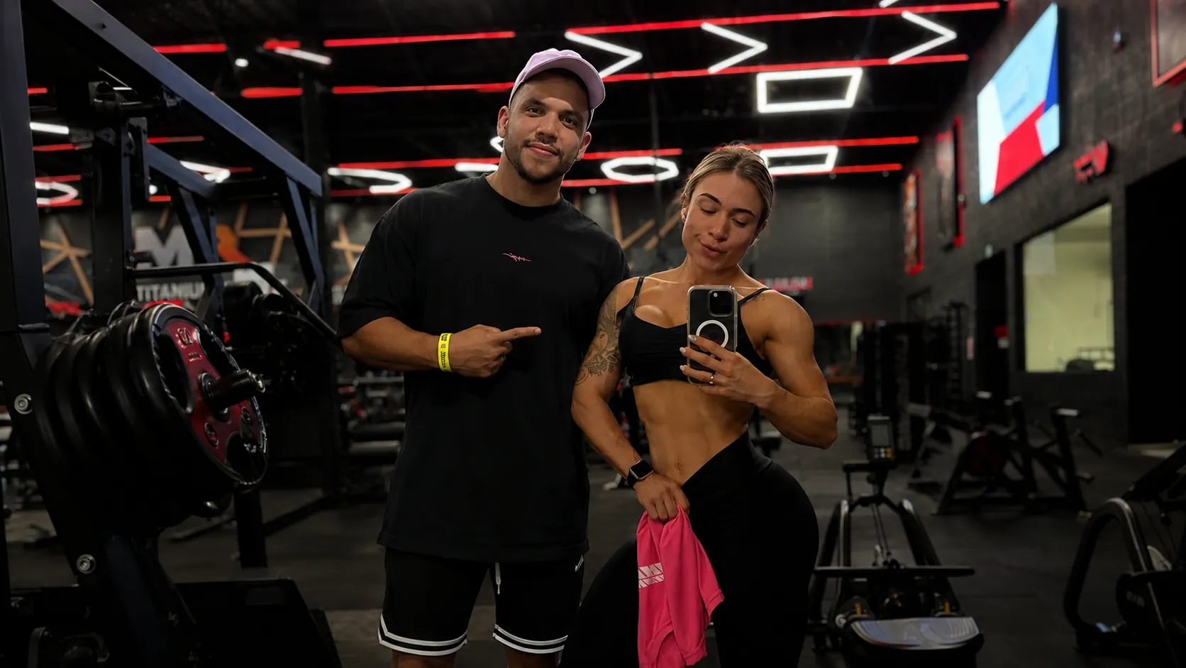 Mulher realizando treino de força, foco da consultoria online N² Squad